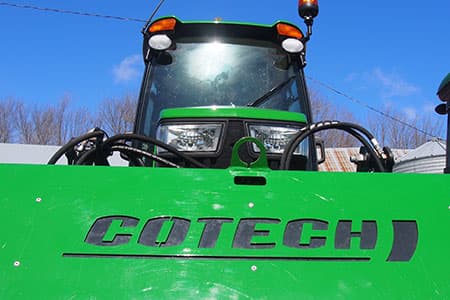 Tracteur Bel Cour Paysagiste pour le déneigement résidentiel